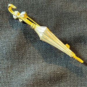VTG Gold tone Metal Closed Parasol Brooch. Elegant and dainty!